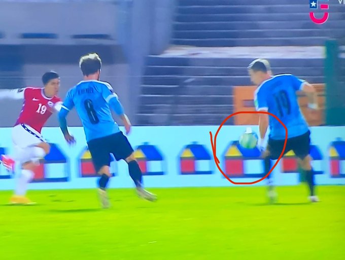 Hinchas chilenos se van en picada contra la CONMEBOL por polémico arbitraje de Éber Aquino en la derrota de la Roja
