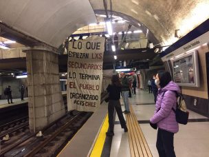 Estudiantes vuelven a protestar al interior del Metro a un año de las evasiones masivas