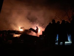 Dos adultos mayores murieron en incendio que consumó tres casas en Valparaíso