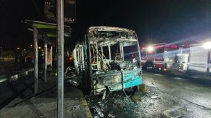 Estación Central: desconocidos atacaron y quemaron bus del Transantiago