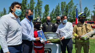 Bomberos recibió uniformes para incendios forestales y urbanos en la Región Metropolitana