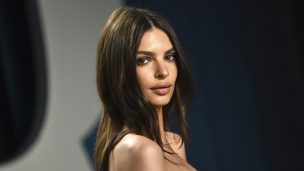 Modelo Emily Ratajkowski está embarazada y enseñó su pancita completamente desnuda