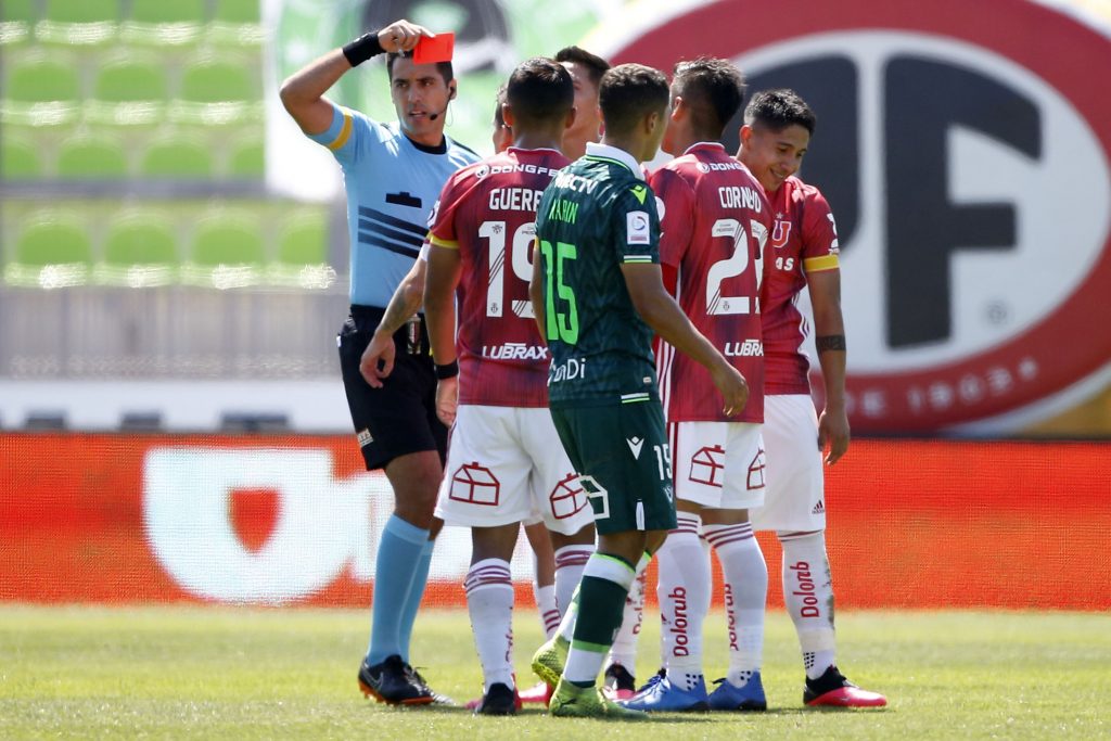 Jugador de la U celebró en Plaza Baquedano la victoria del “Apruebo”