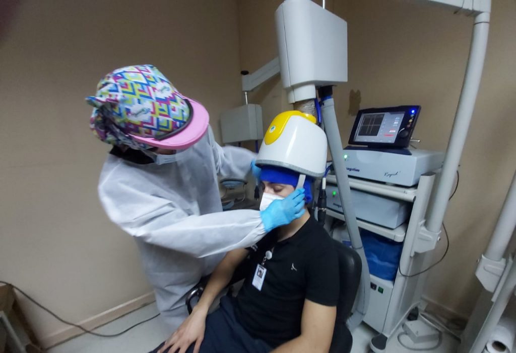 Salud mental en personal médico: Usarán cascos de neuroestimulación para tratar el estrés