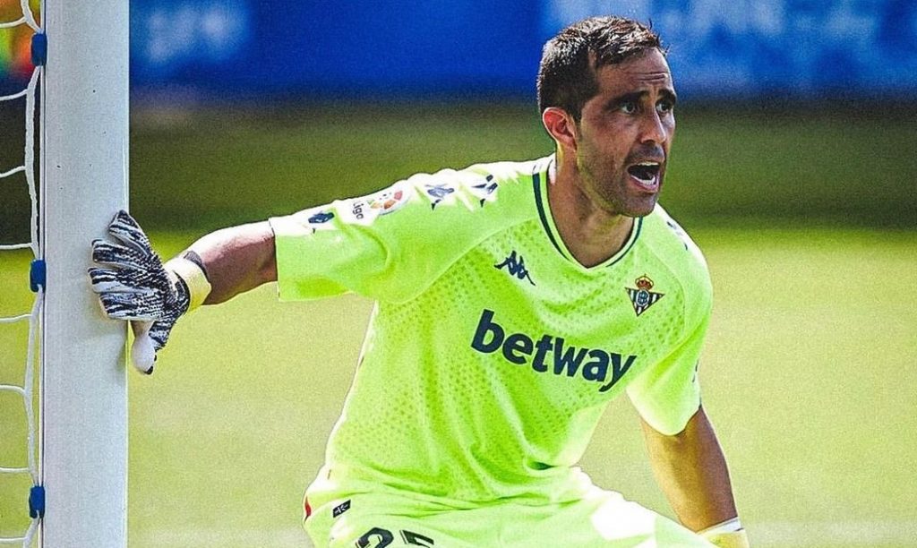 Claudio Bravo entrena con normalidad y volvería este domingo al arco del Betis