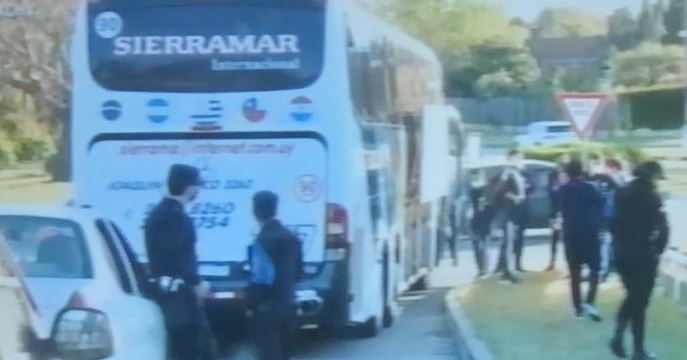 Bus que transportaba a la selección chilena al estadio Centenario quedó en “panne”