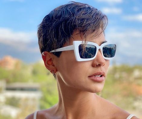 El insólito detalle que se robó la atención en look de “calcetines y chalas” de Camila Recabarren