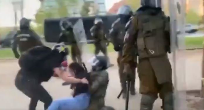 Carabineros realiza “aclaratoria” de polémica detención a ciclista: “Empuja y golpea con puntapiés al personal”