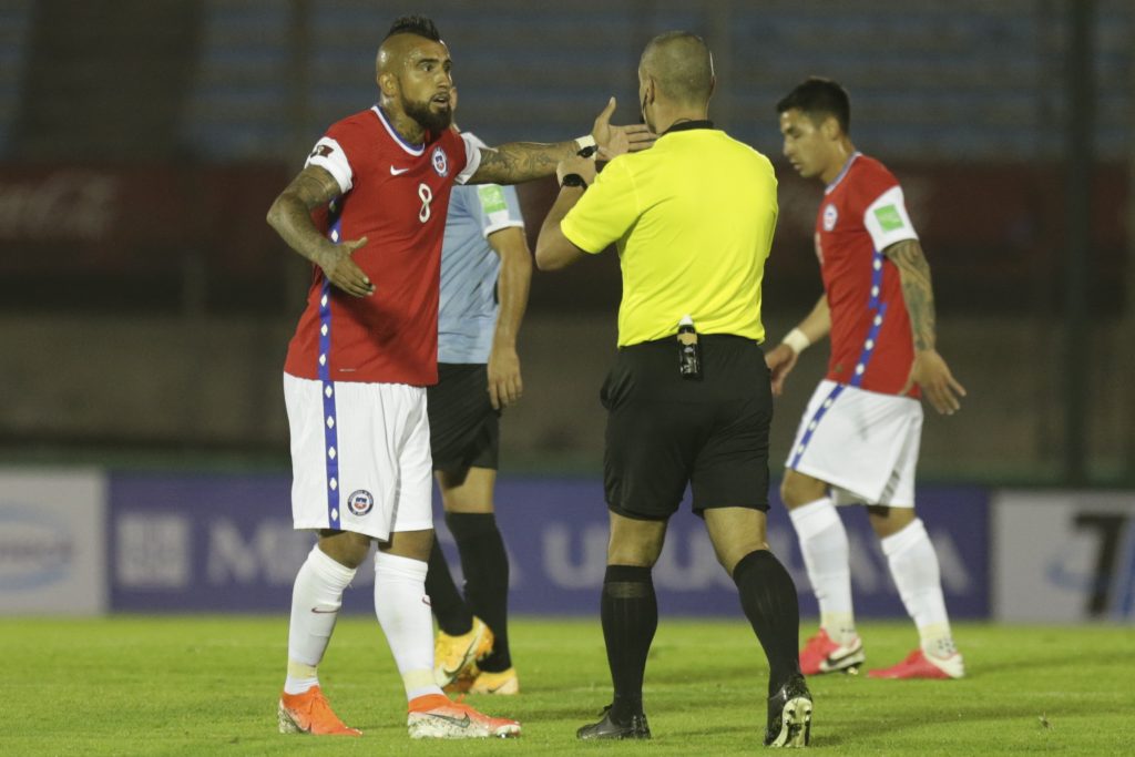 Leyenda del fútbol sudamericano le “prestó ropa” a la Roja tras fallo arbitral y le dio con todo a la Conmebol