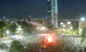 Multitudinaria manifestación en Plaza Baquedano: Batucadas y fuegos artificiales tras el Plebiscito