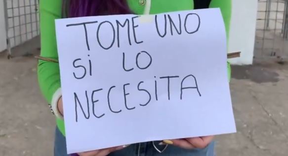 “Tome uno si lo necesita”: Joven regala lápices pasta a personas en el Estadio Nacional