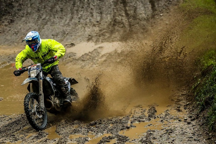 Moto Enduro: Ruy Barbosa tiene grave accidente pero termina la carrera en Italia