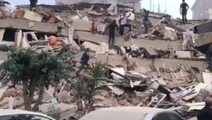 Derrumbe de edificios y alerta de tsunami en Turquía tras terremoto 7.0