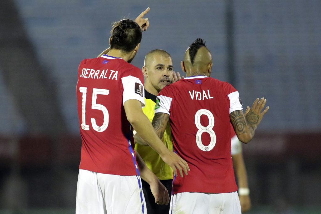Las otras dos polémicas de Eber Aquino, el “villano” de la Roja en Montevideo