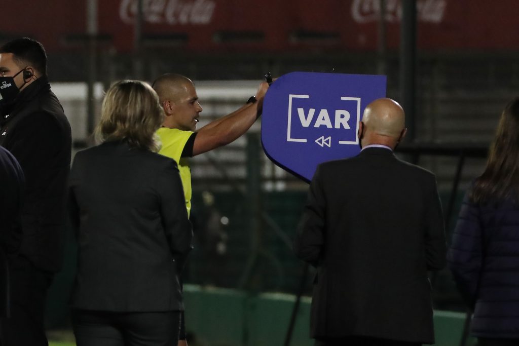 Ex árbitro argentino fue tajante: “No es penal de Coates, el brazo está pegado al cuerpo. Si no entiendes eso…”