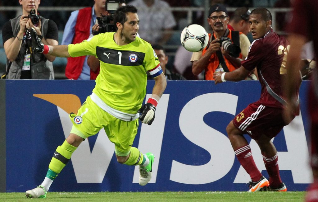 Claudio Bravo mete miedo: el registro “casi perfecto” del arquero frente a Venezuela