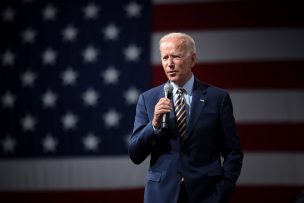 Joe Biden recibe la primera dosis de la vacuna en un acto público