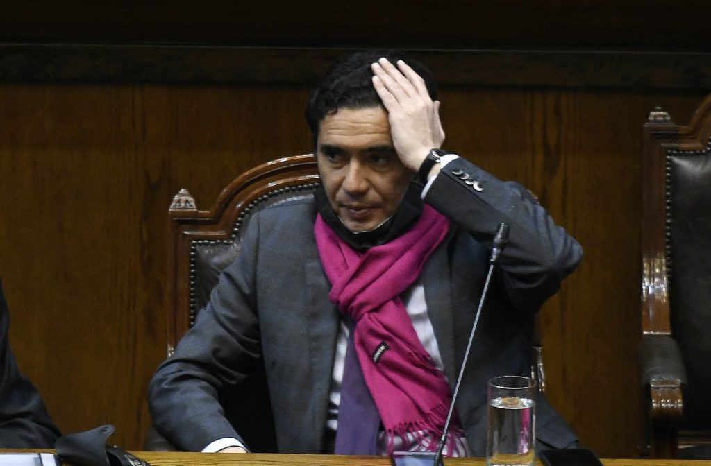 Gabriel Silber (DC) no descarta la acusación constitucional contra Ignacio Briones: “Tenemos a un ministro que se ha puesto en la cornisa de la legalidad”