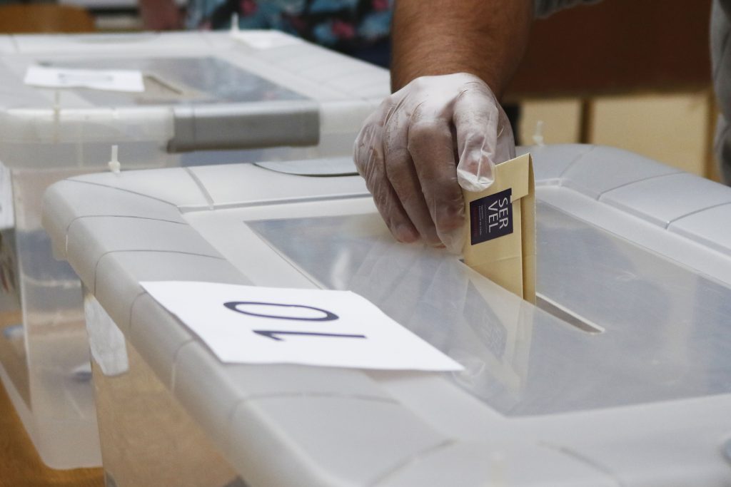 “Me están pololeando algunos partidos”: carismático DT no descarta incursionar en la política