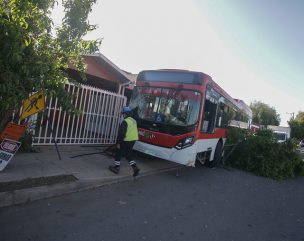 Bus RED chocó contra dos casas en Maipú