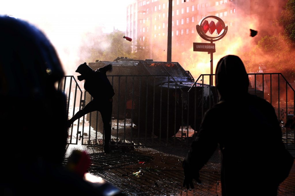 Manifestación contra Presidente Piñera termina con incidentes, saqueos y un hombre quemado al portar bomba molotov