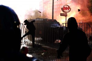 Manifestación contra Presidente Piñera termina con incidentes, saqueos y un hombre quemado al portar bomba molotov