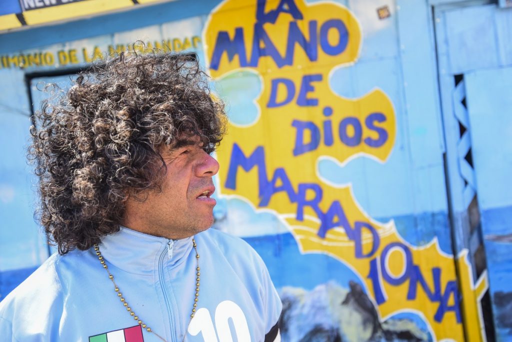 Seguidores chilenos se despidieron de Diego Maradona en el día de su sepultura