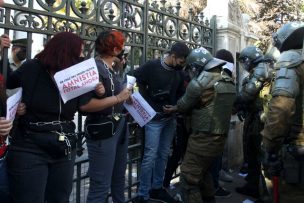 FOTOS | Manifestantes se encadenan al ex Congreso para pedir amnistía para presos durante protestas