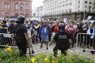 Velatorio de Diego Armando Maradona terminó con enfrentamientos entre policías e hinchas en Casa Rosada