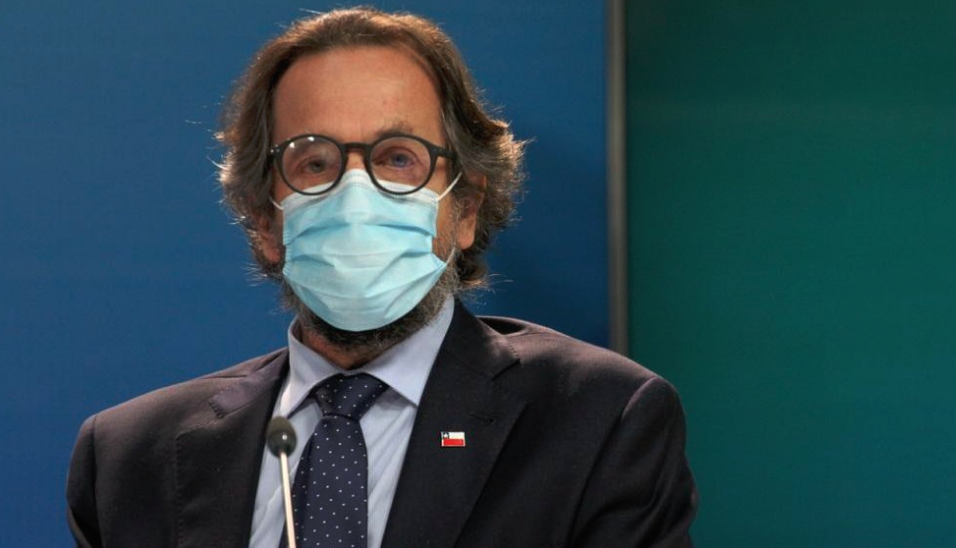 Subsecretario Alberto Dougnac recibe segundo cargamento de vacunas Sinovac: ya son casi 4 millones de dosis en el país