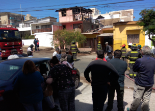 Incendio afecta a al menos dos viviendas en Antofagasta: se registran más de 10 personas damnificadas