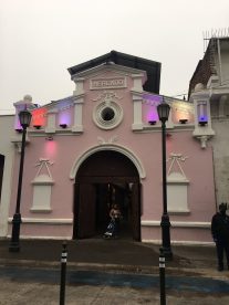 Así luce la renovada facha del Portal del Matadero Franklin en Santiago Centro