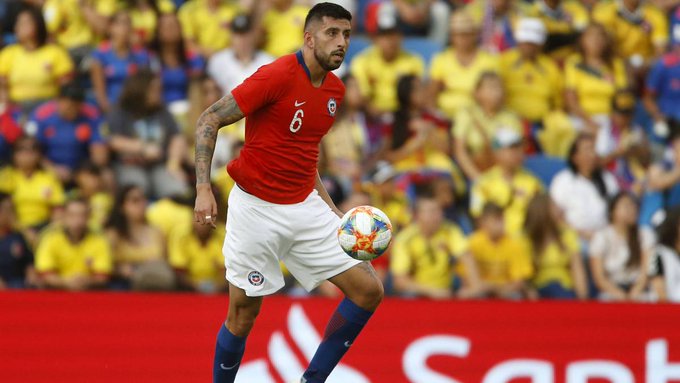 Hinchas le dieron con todo a Guillermo Maripán por su mal primer tiempo ante Venezuela