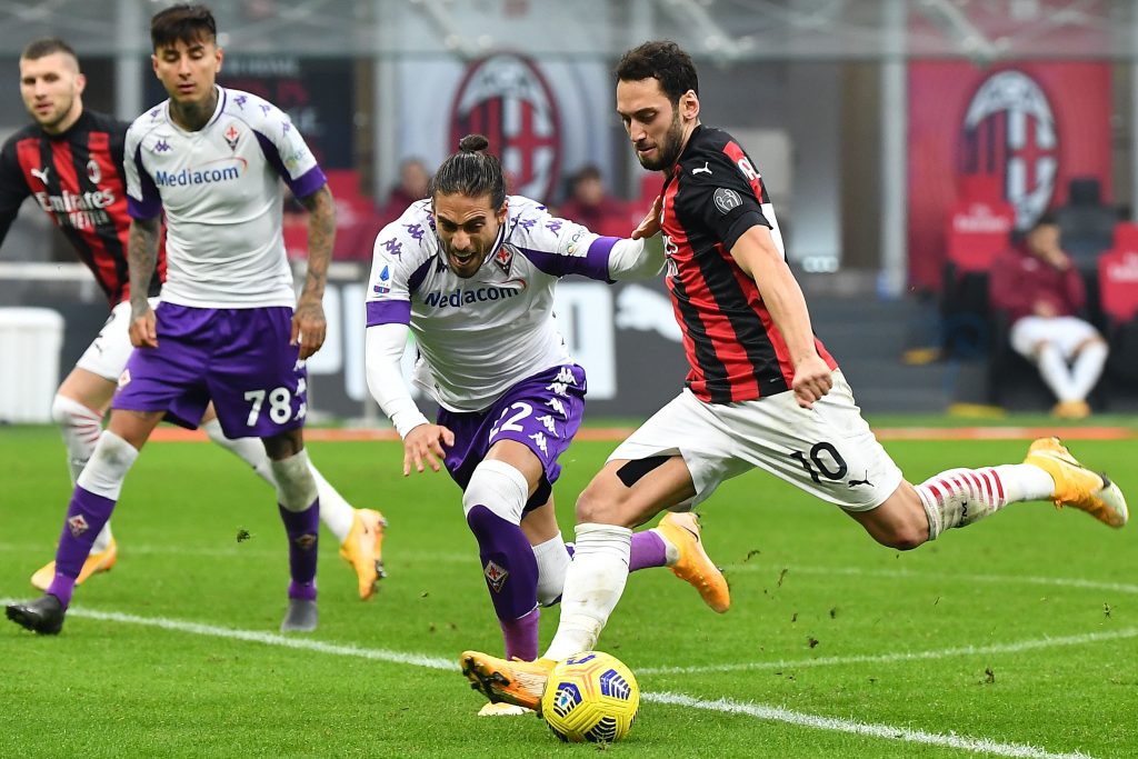 Erick Pulgar fue titular en derrota de Fiorentina ante el AC Milán en la Serie A