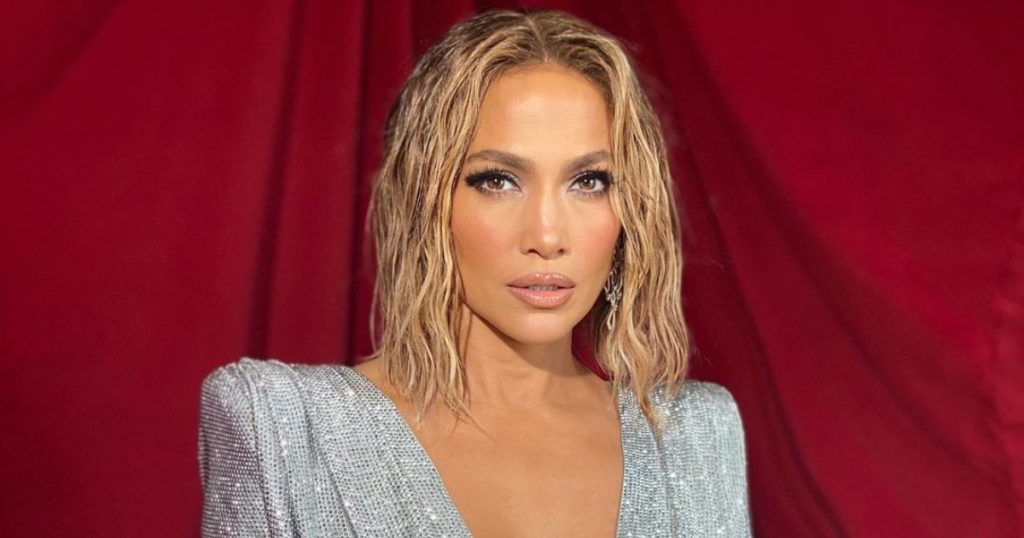 Jennifer Lopez quebró internet tras posar completamente desnuda a sus 51 años