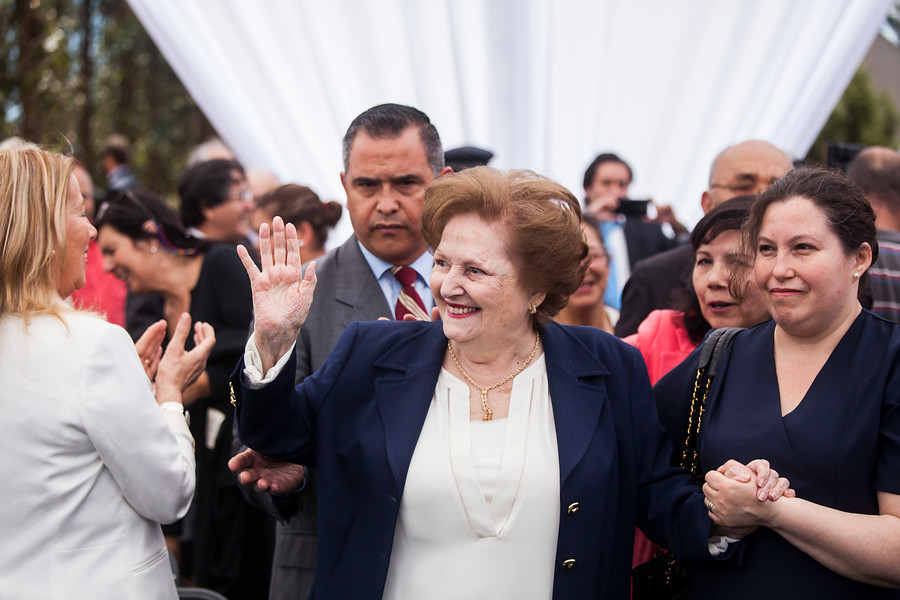 Lucía Hiriart fue internada en el Hospital Militar tras sufrir cuadro respiratorio