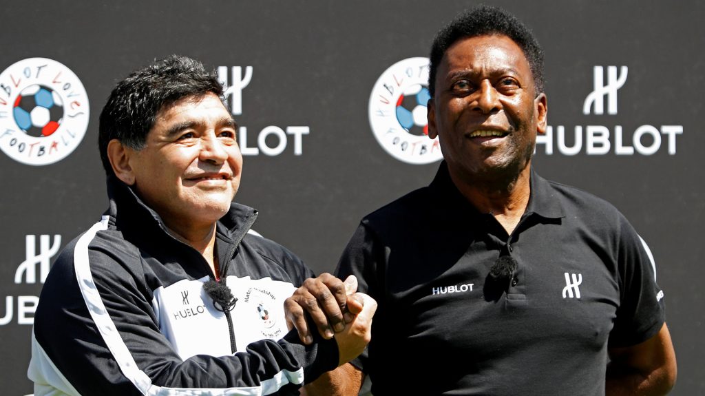 Pelé reacciona a la muerte de Maradona: “Un día, espero que podamos jugar juntos a la pelota en el cielo”