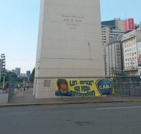 Hinchas de Boca Juniors y del fútbol se reúnen en La Bombonera y en Obelisco para despedir a Diego Maradona