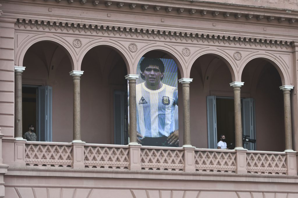 FOTOS y VIDEO | Féretro de Diego Maradona en la Casa Rosada fue cubierto con camisetas y banderas