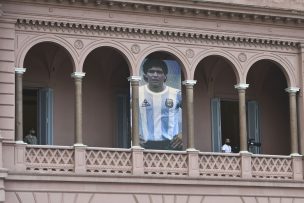 FOTOS y VIDEO | Féretro de Diego Maradona en la Casa Rosada fue cubierto con camisetas y banderas