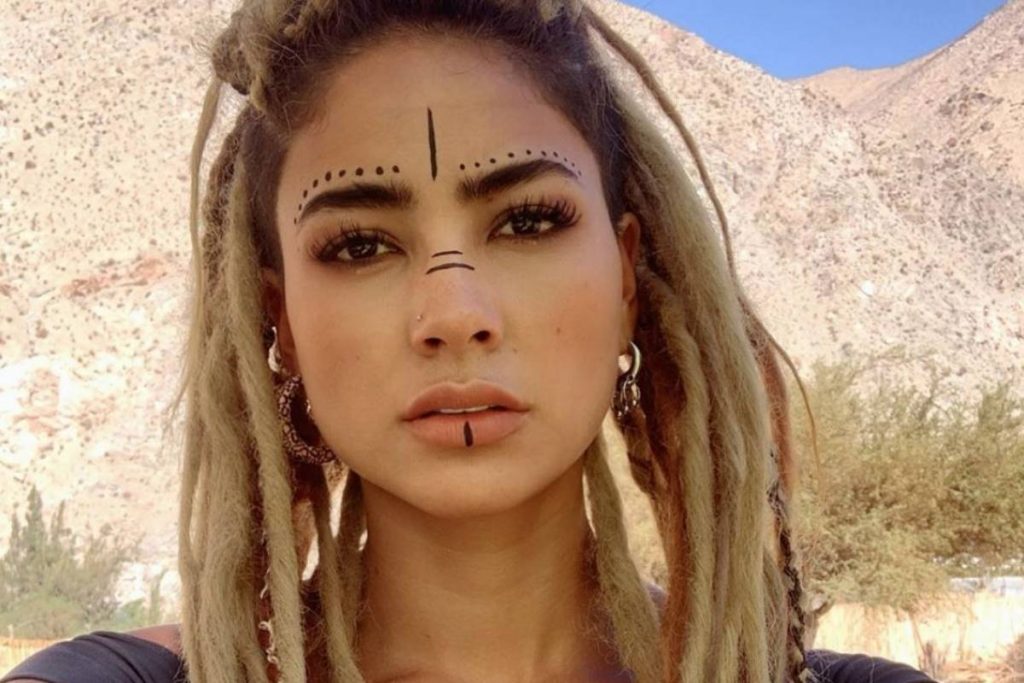 “¡Hasta un ovni en la foto!”: Cami Recabarren impacta con exótico disfraz de bruja en misteriosas postales