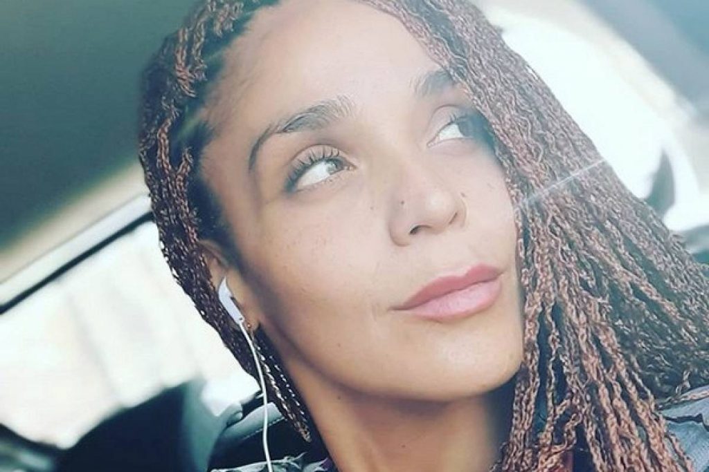 Kathy Orellana compartió fotografía en bikini y compartió potente reflexión: “Hermosas imperfecciones”