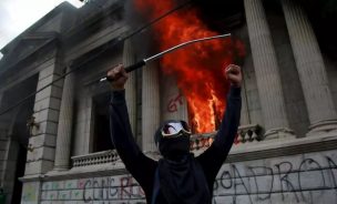 Manifestantes incendiaron Congreso de Guatemala en rechazo a aprobación del presupuesto 2021