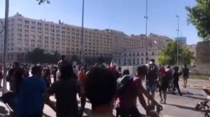 Manifestantes realizan corte de tránsito en plena Alameda para pedir renuncia del Presidente Piñera