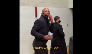 [VIDEO] Obama sorprende con tiro triple de básquetbol en las últimas horas de la campaña de Joe Biden