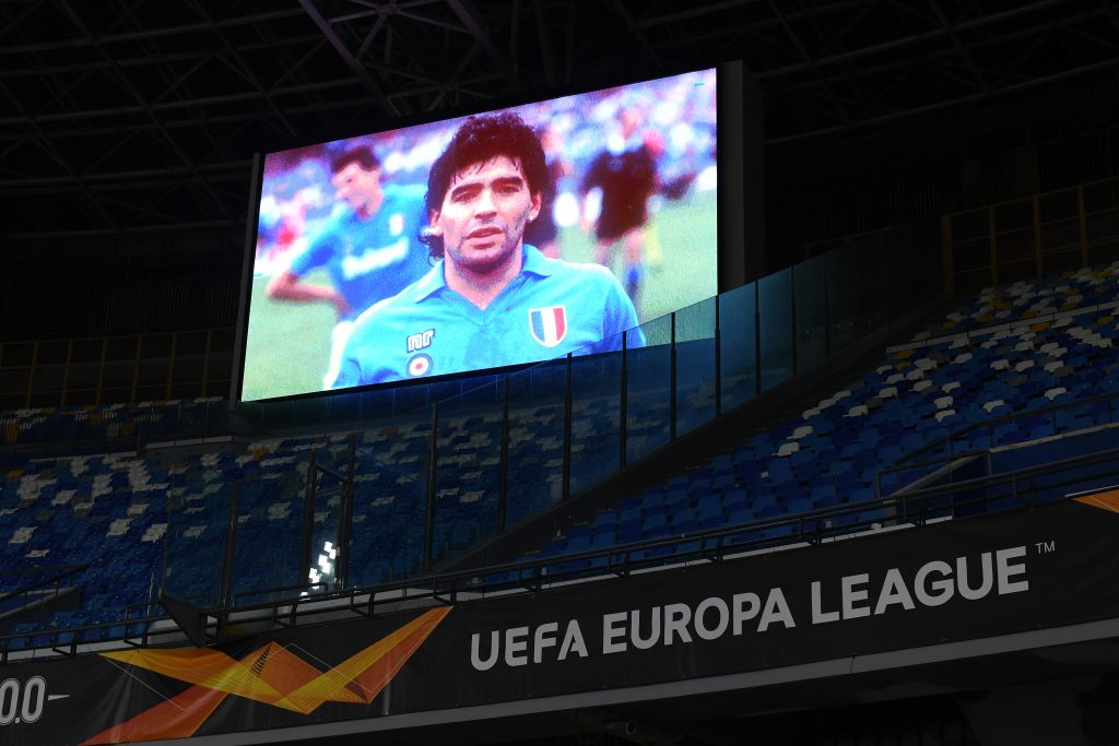 Napoli “se vistió de rojo” para despedir a Diego Armando Maradona, su máximo ídolo