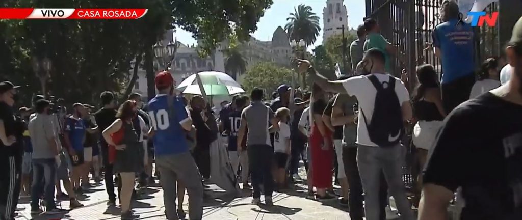 Policía de Buenos Aires lanzó gas lacrimógeno en las afueras de la Casa Rosada en el velorio de Diego Maradona