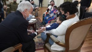 Presidente Piñera visitó a familia de carabinero asesinado Eugenio Nain