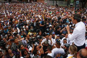 Oposición venezolana arranca su consulta popular y espera alta participación