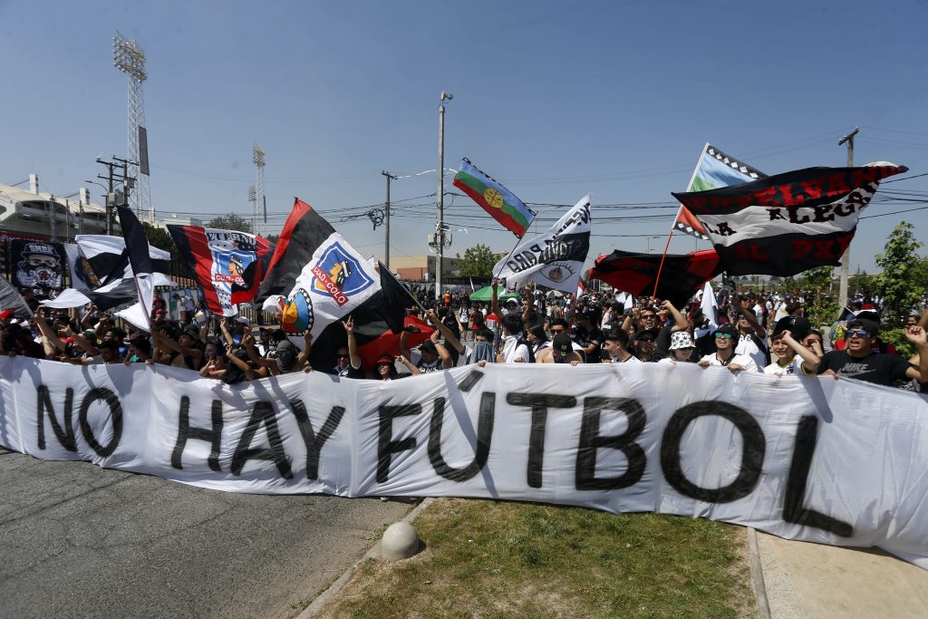 Hinchas de Colo Colo “apretaron” al plantel en el Estadio Monumental